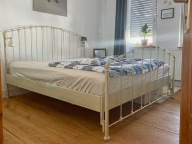 Het bed was supermakkelijk in elkaar te zetten, is heel stabiel en piept niet.