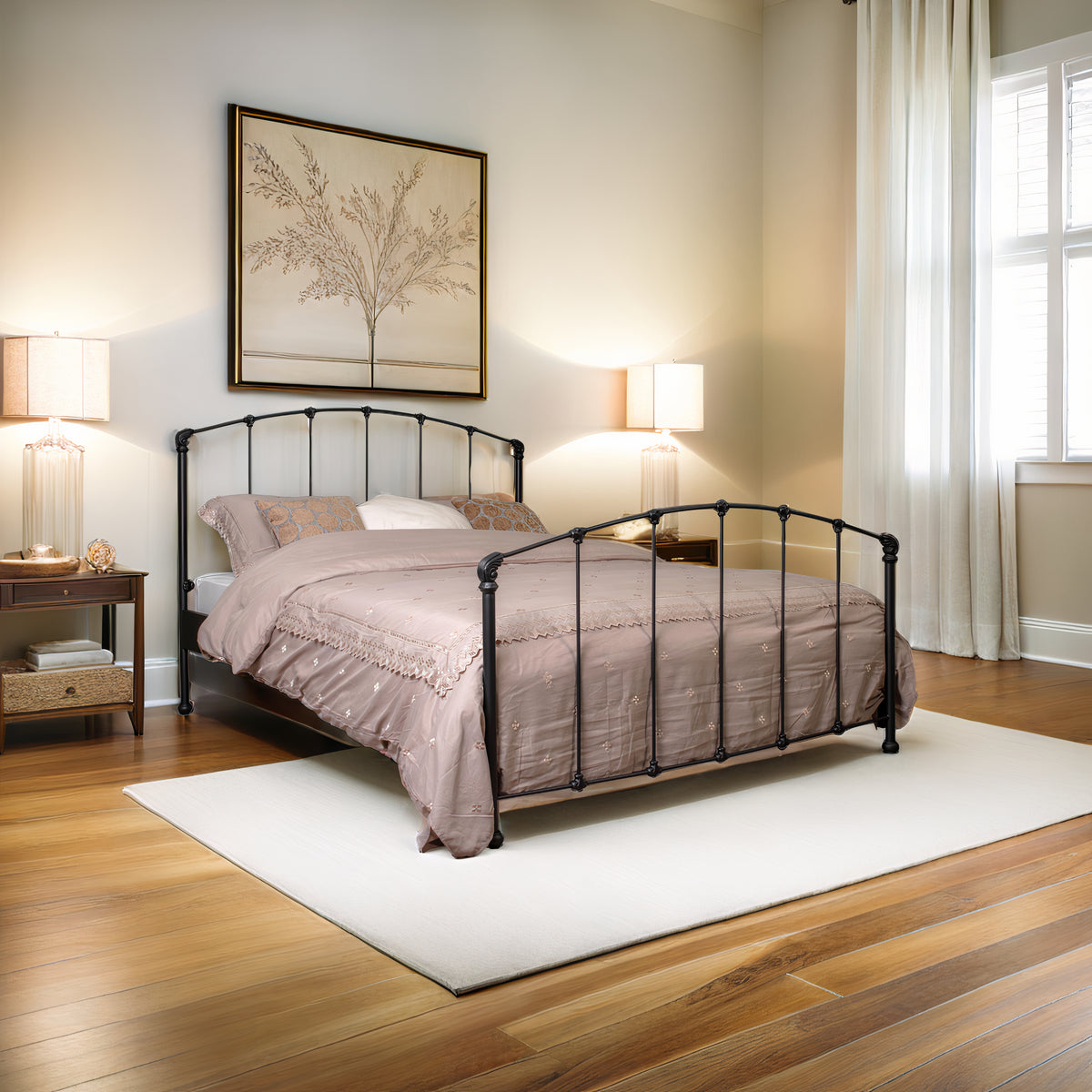 Elegant metalen bed Stavelot met boogvormig zwart frame en decoratieve verbindingen in rustieke slaapkamer