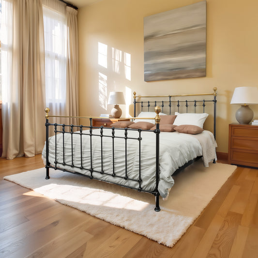 Vue latérale du lit en sandhurst dans la chambre à coucher