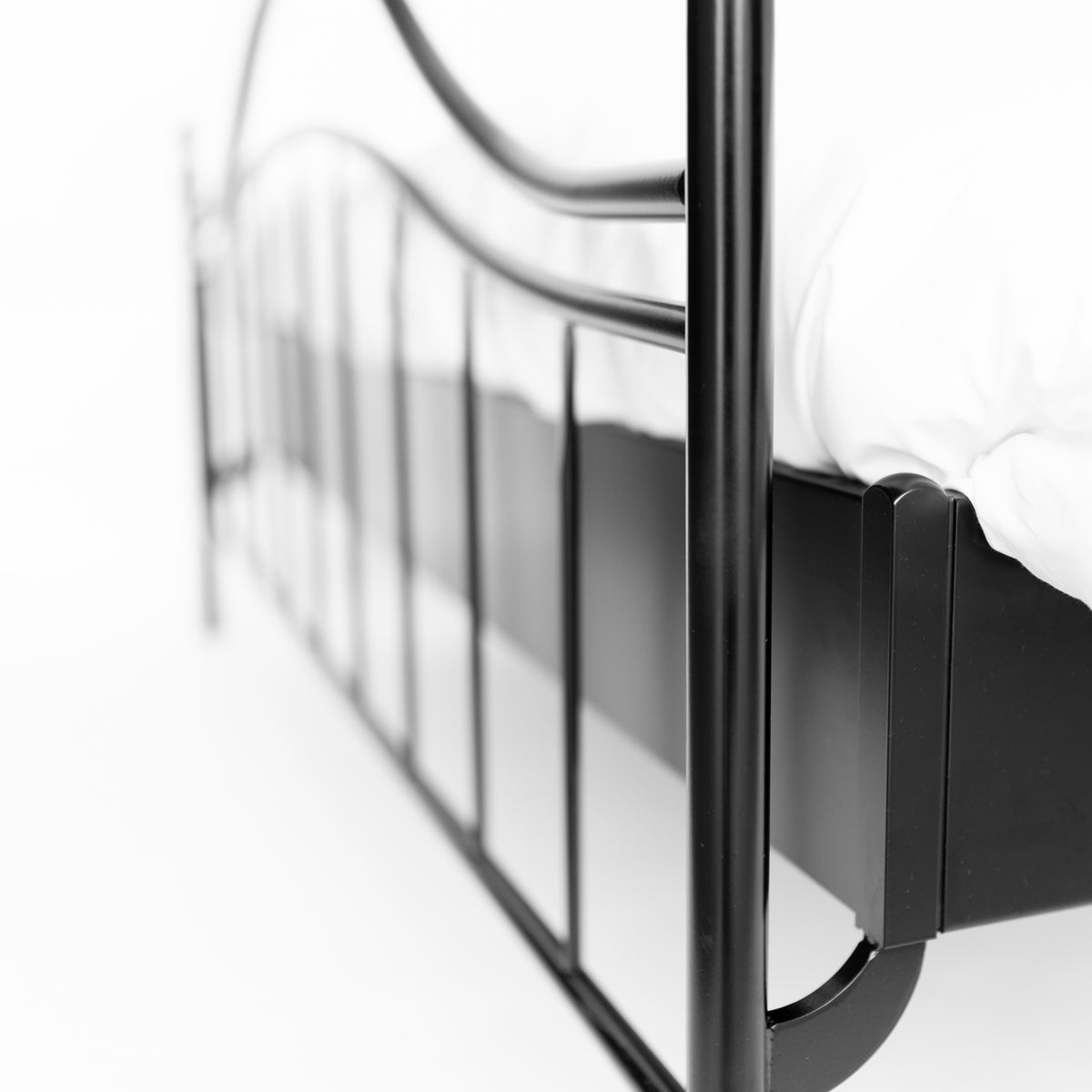 Detail der Konstruktion an der Seite des Fußteils vom Metallbett Beaumont mit schwarzer Oberfläche