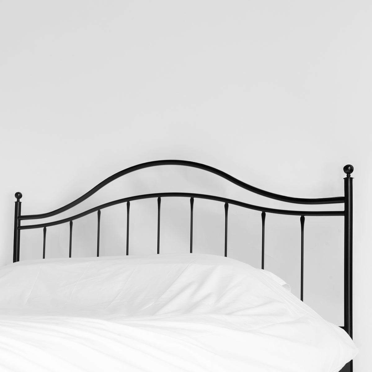 Metallbett Beaumont mit schwarzem, geschwungenem Kopfende und dekorativen senkrechten Streben