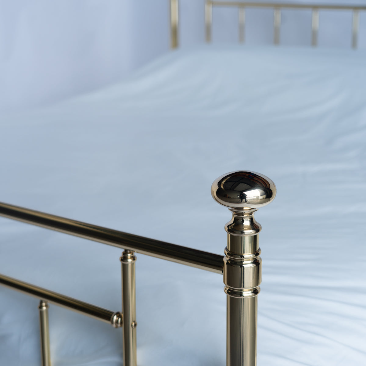 Detailaufnahme des goldenen Knaufs am Messingbett Coralie