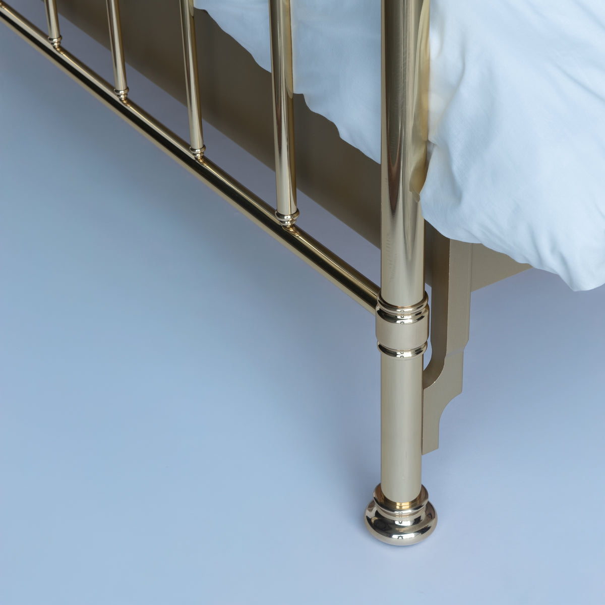 Detailaufnahme der goldenen Streben und des Fußes am Messingbett Coralie