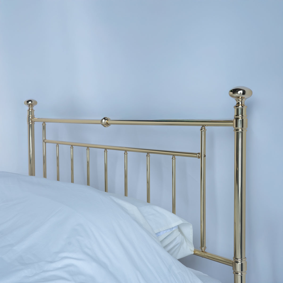 Detailaufnahme des Kopfteils am Messingbett Coralie mit Streben