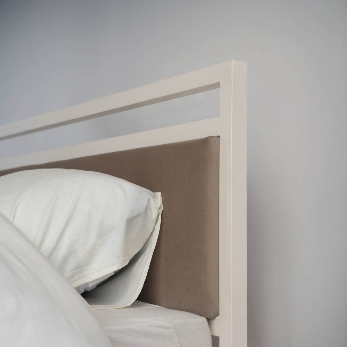 Seitenansicht des Kopfteils am Bett Driffield mit offenem oberem Feld und gepolstertem Paneel in Taupe
