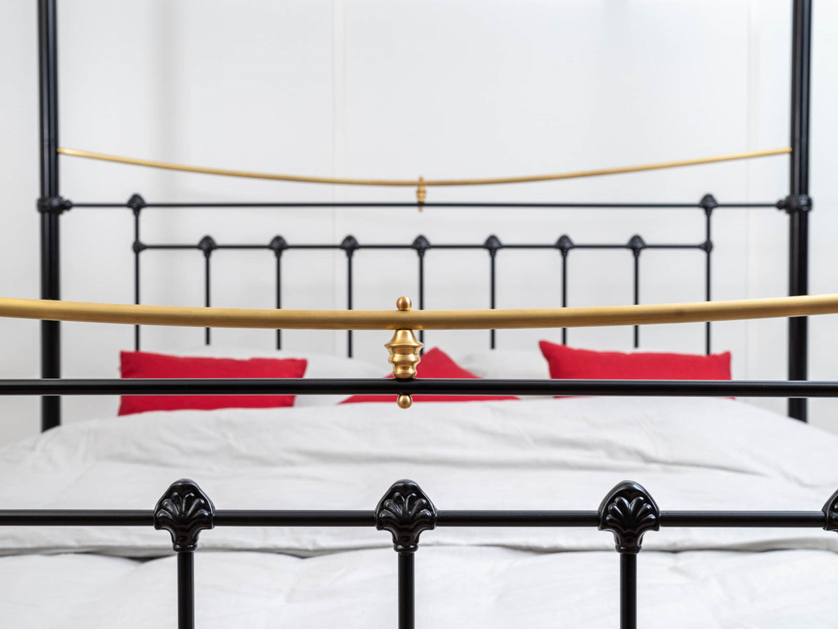 Footboard and headboard with black spindles and brass bars of the Durham canopy bed showroom model 180x200cm