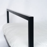 Detail zijkant metalen bed Genk met slanke zwarte frameconstructie