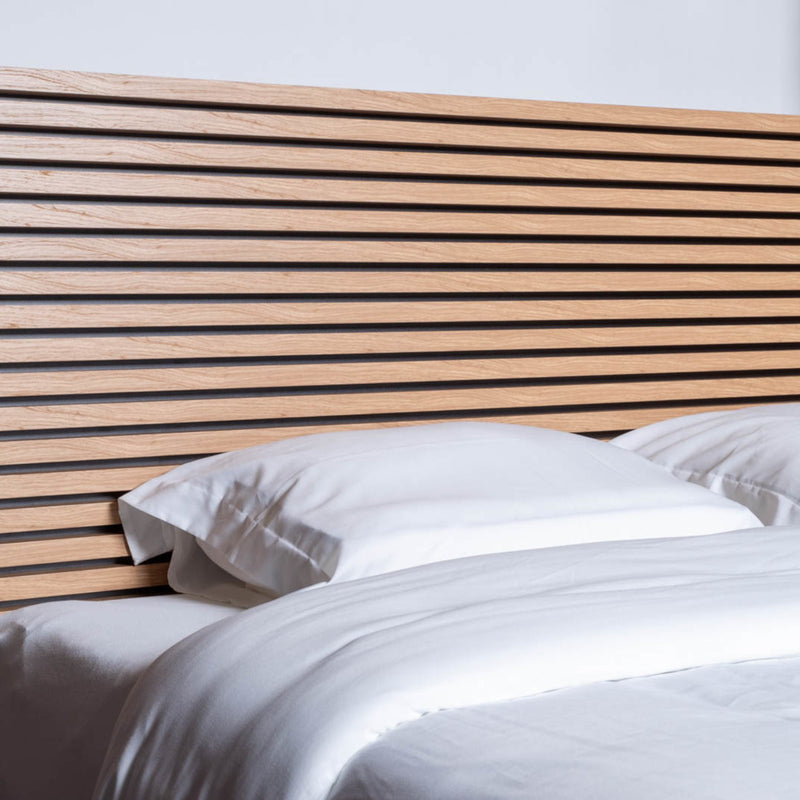 Le lit à baldaquin Loft avec tête de lit