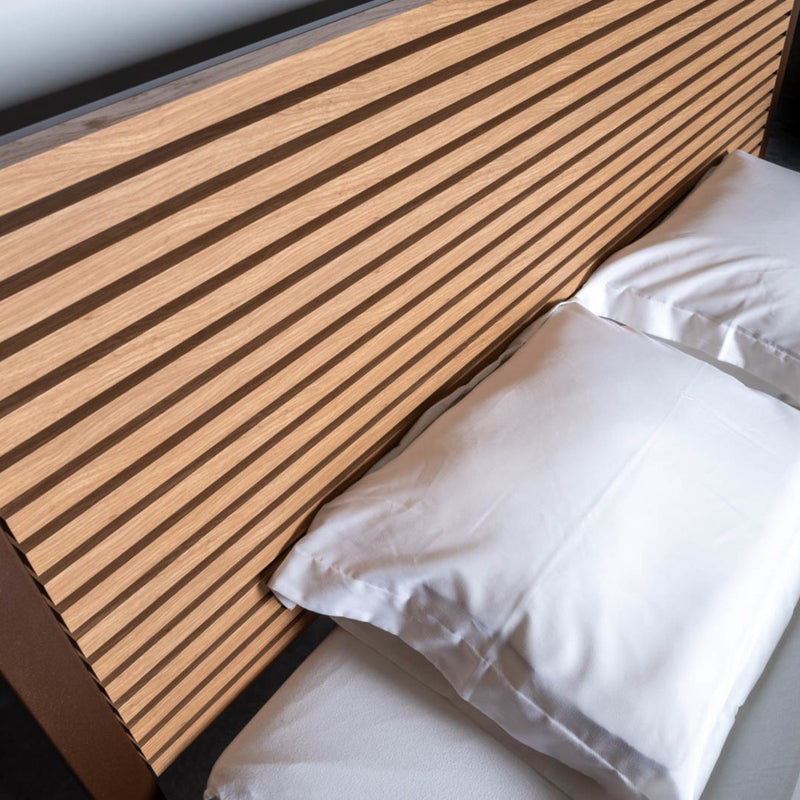 Le lit à baldaquin Loft avec tête de lit