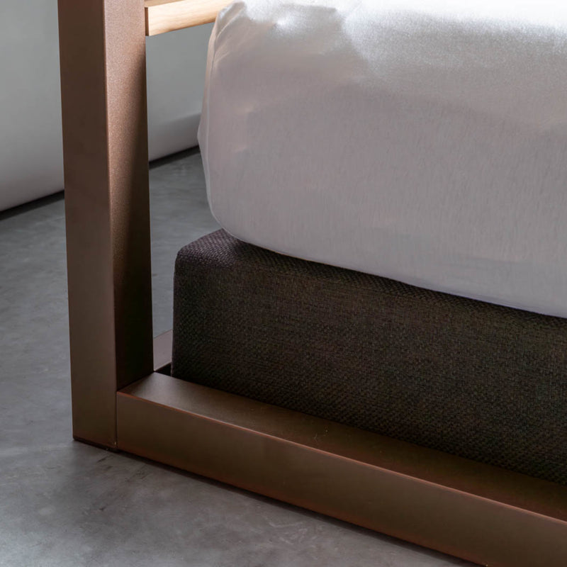 Le lit à baldaquin Loft avec tête de lit