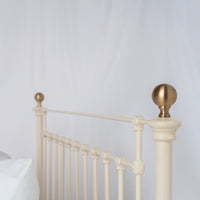 Hoofdbord close-up spijlen en gouden accenten metalen bed Rushden