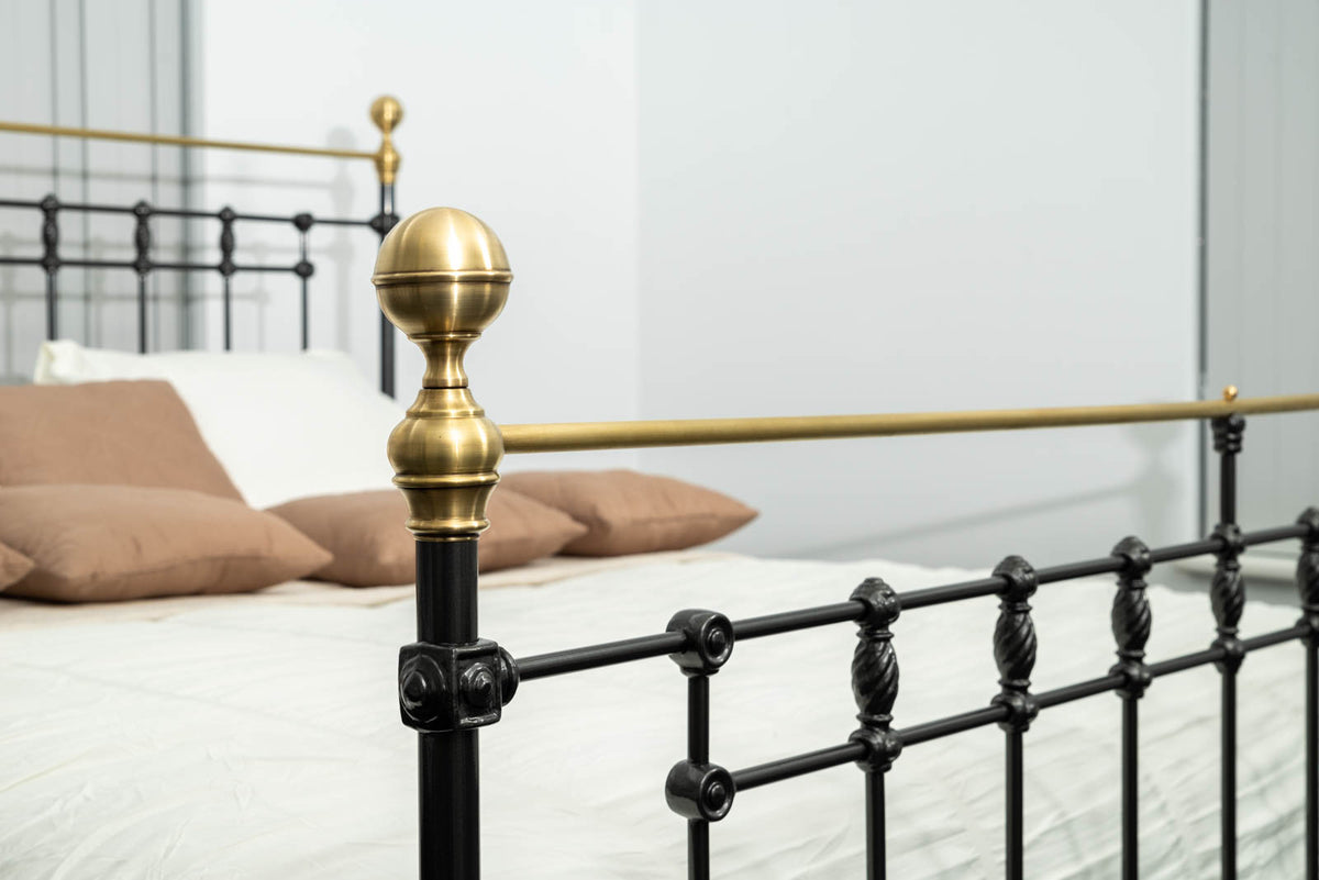 Detail des polierten Messingrohrs am Bett Sandhurst mit schwarzen Metallverbindungen