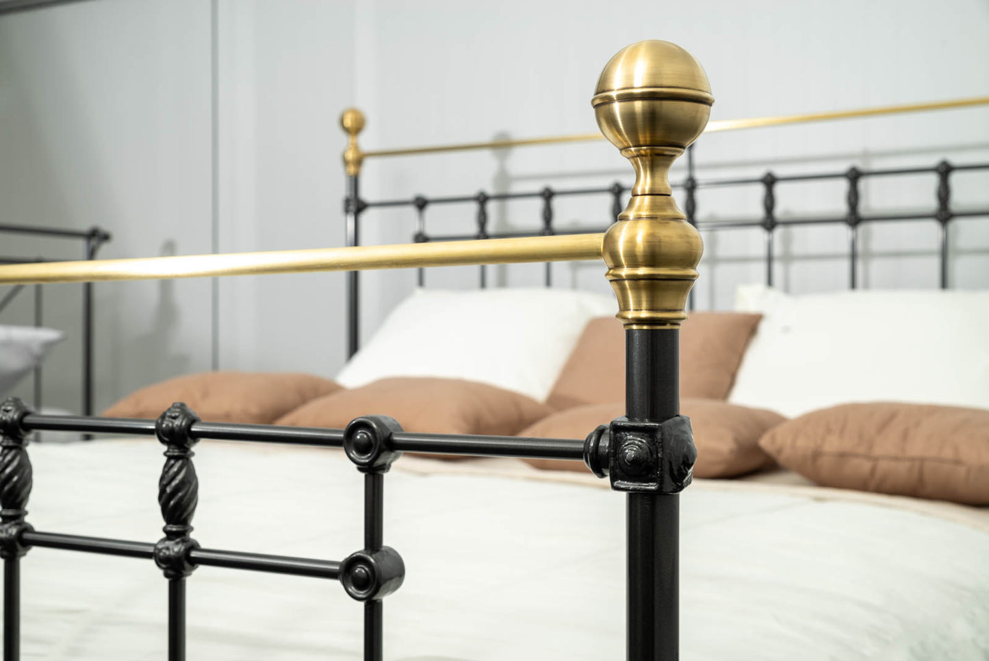 Gouden decoratieve finial van metalen bed Sandhurst met klassieke vormen