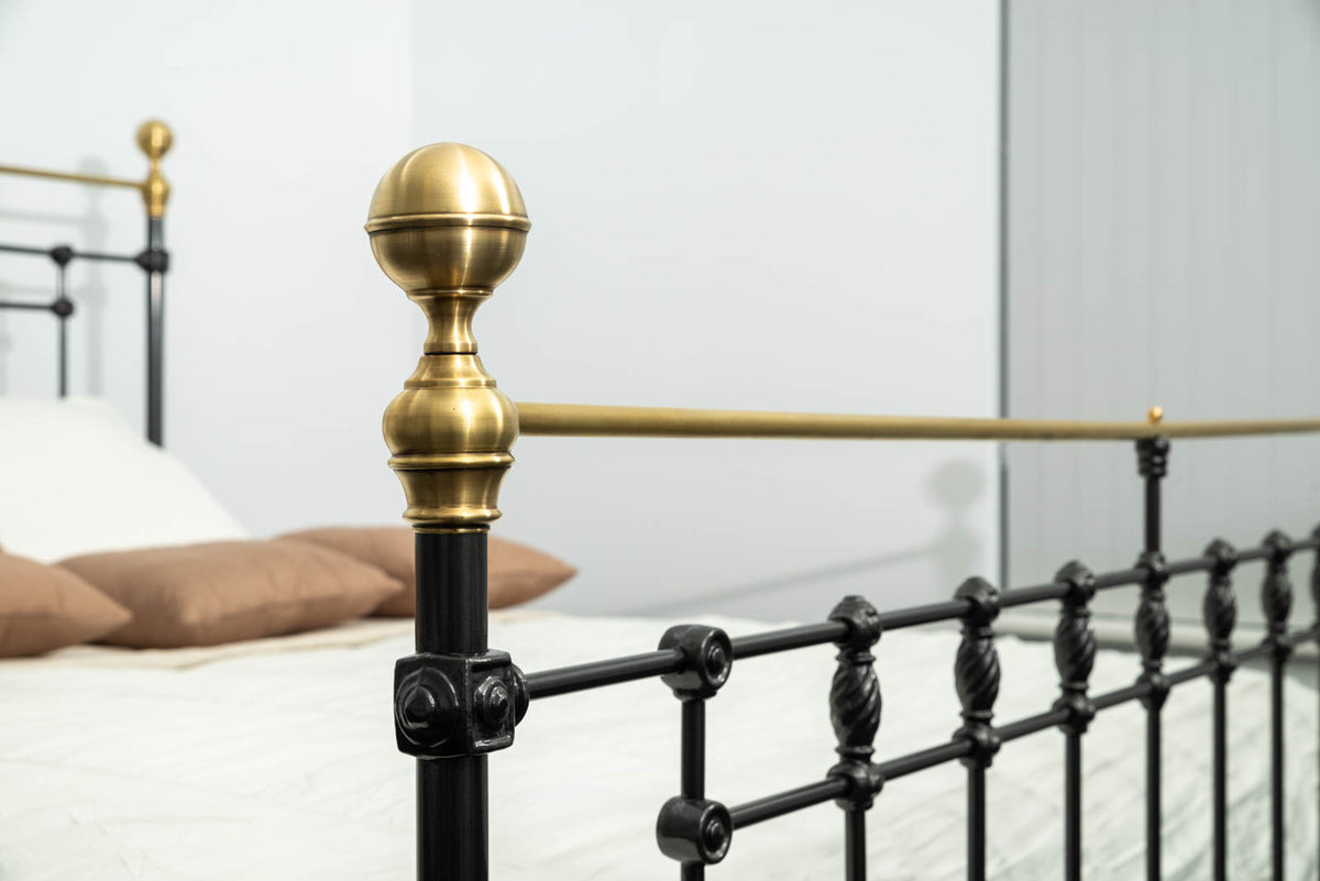 Nahaufnahme des goldenen Zierknaufs am Metallbett Sandhurst