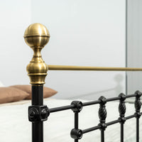 Close-up gouden sierknop van bed Sandhurst