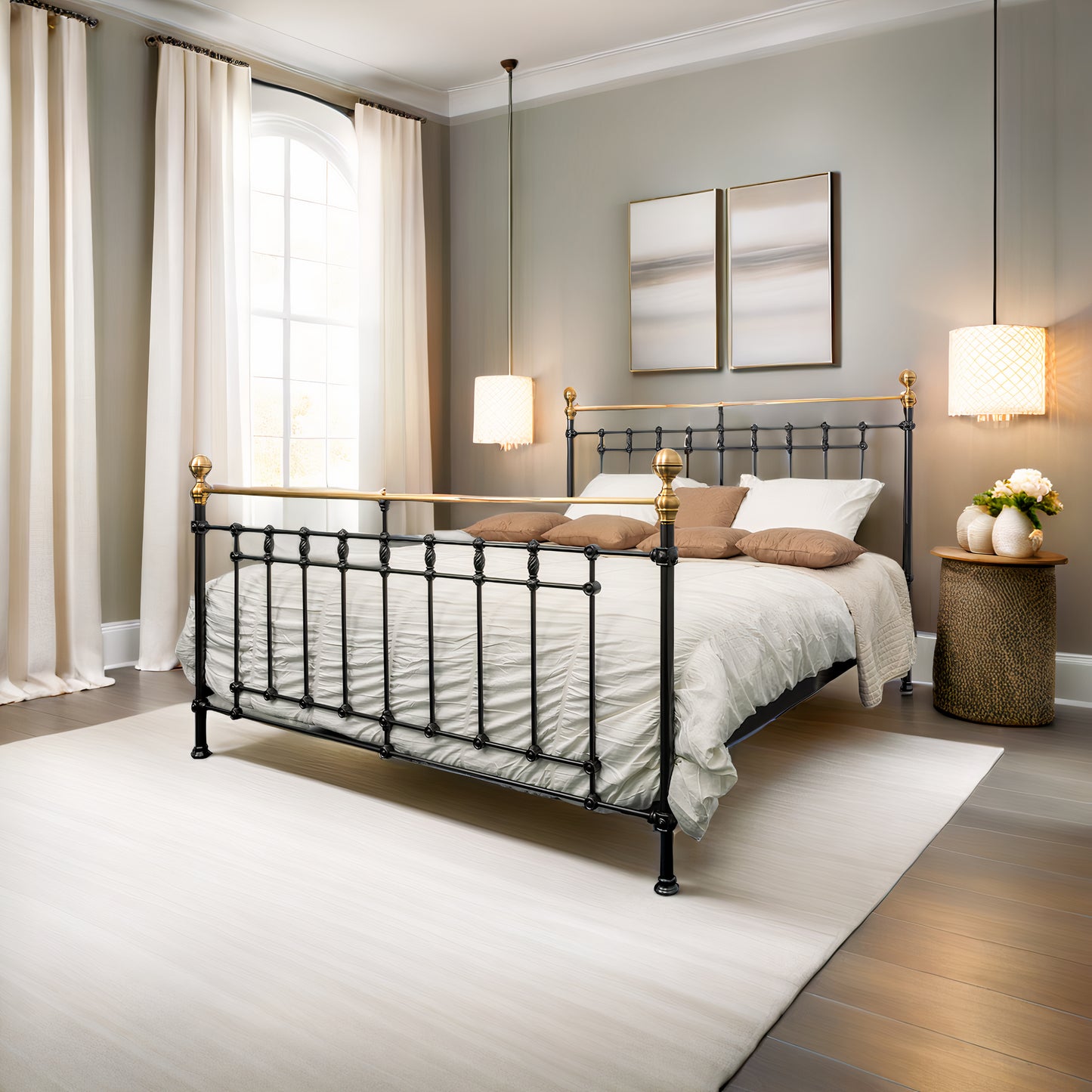 Zijaanzicht luxe metalen bed Sandhurst met zwart frame en gouden accenten in elegante slaapkamer met klassieke inrichting