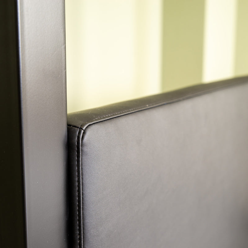 Le lit à baldaquin Loft avec tête de lit