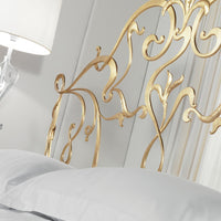 Close-up gouden sierlijke hoofdbord metalen bed Valonge,