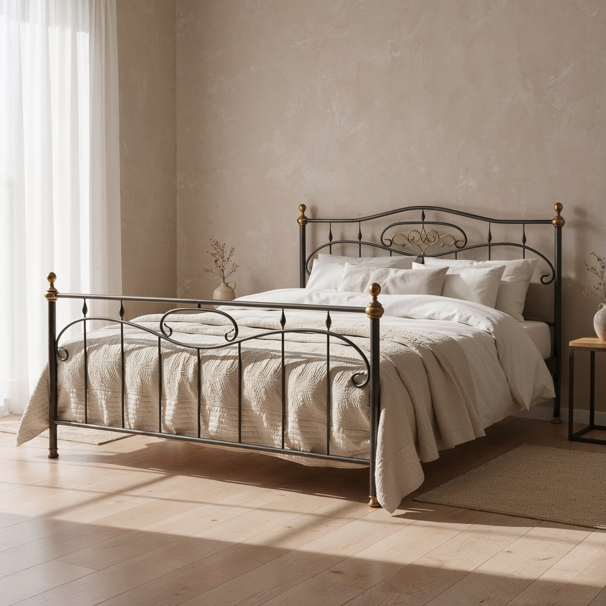 Metallbett Vittoria in Anthrazit mit bronzefarbenen Knäufen und Zierschnörkel im Kopfteil, in hellem Schlafzimmer