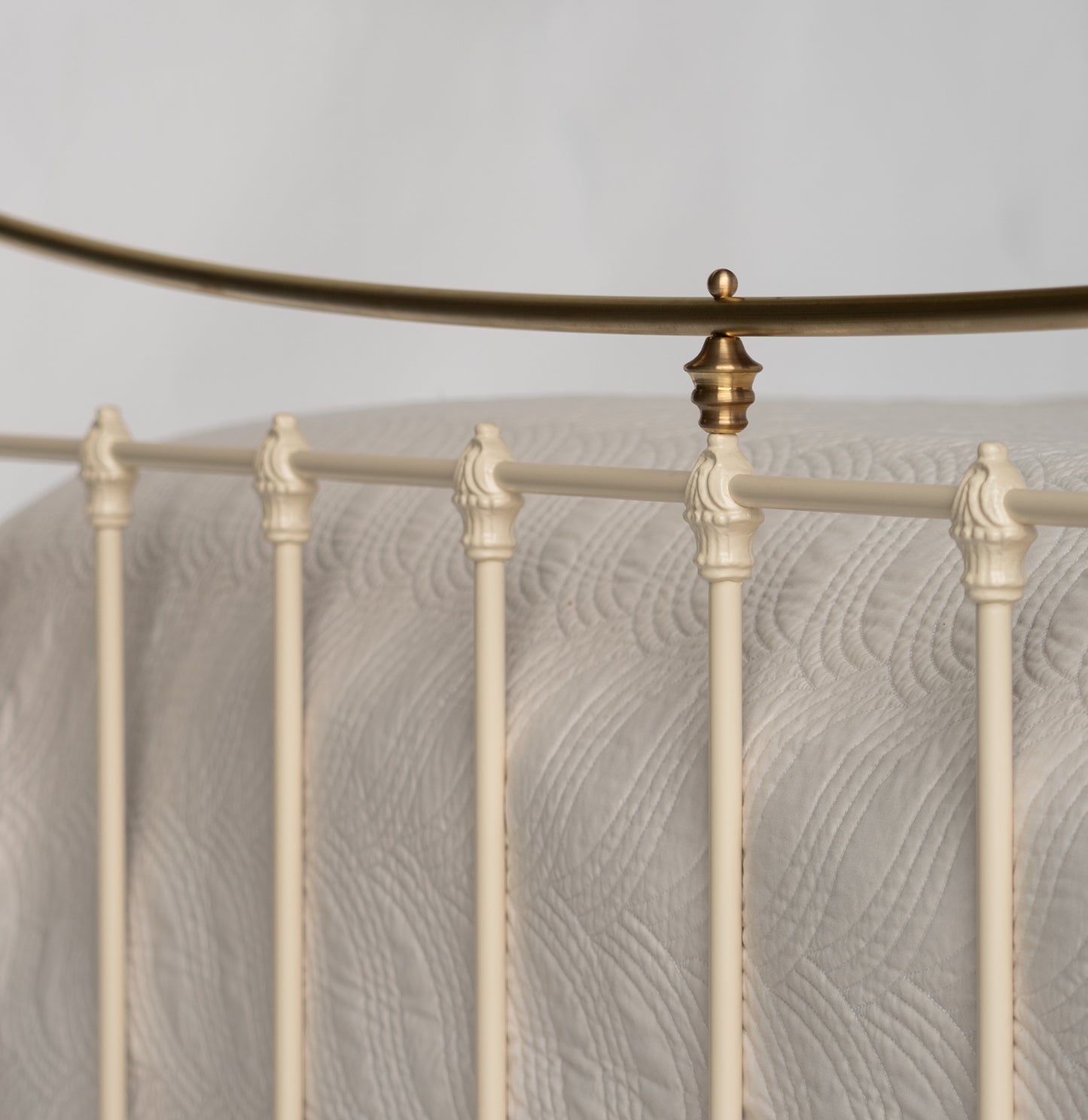 Close-up spijlen en gouden accenten metalen bed Wellington