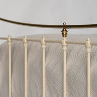 Close-up spijlen en gouden accenten metalen bed Wellington