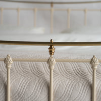 Close-up spijlen en gouden boog metalen bed Wellington