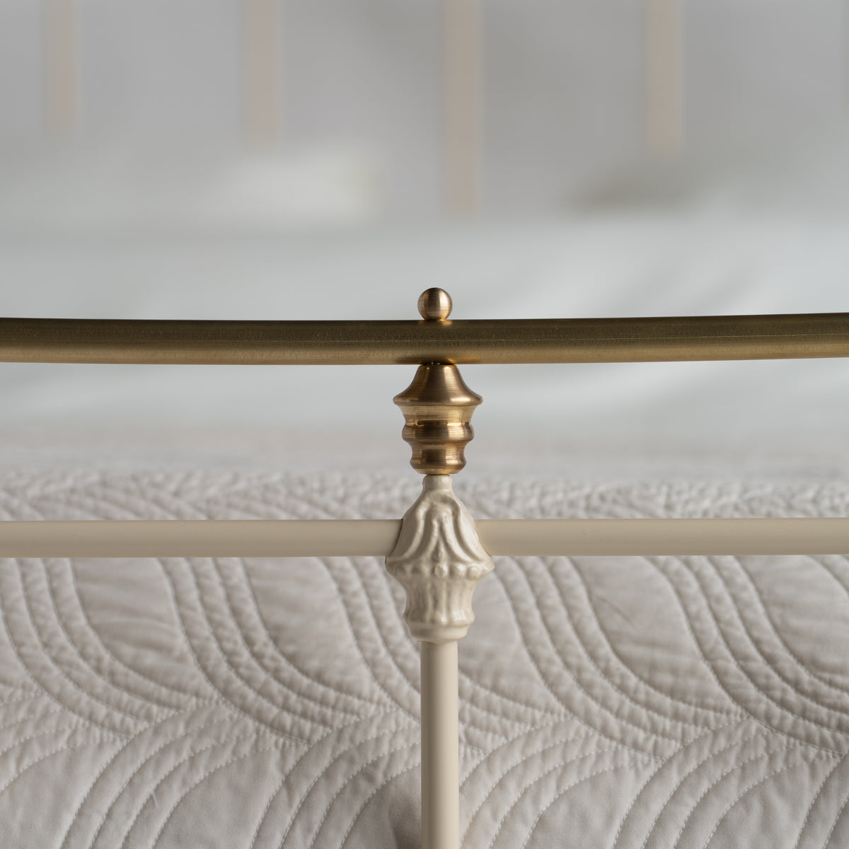Nahaufnahme des goldenen Bogens am Metallbett Wellington