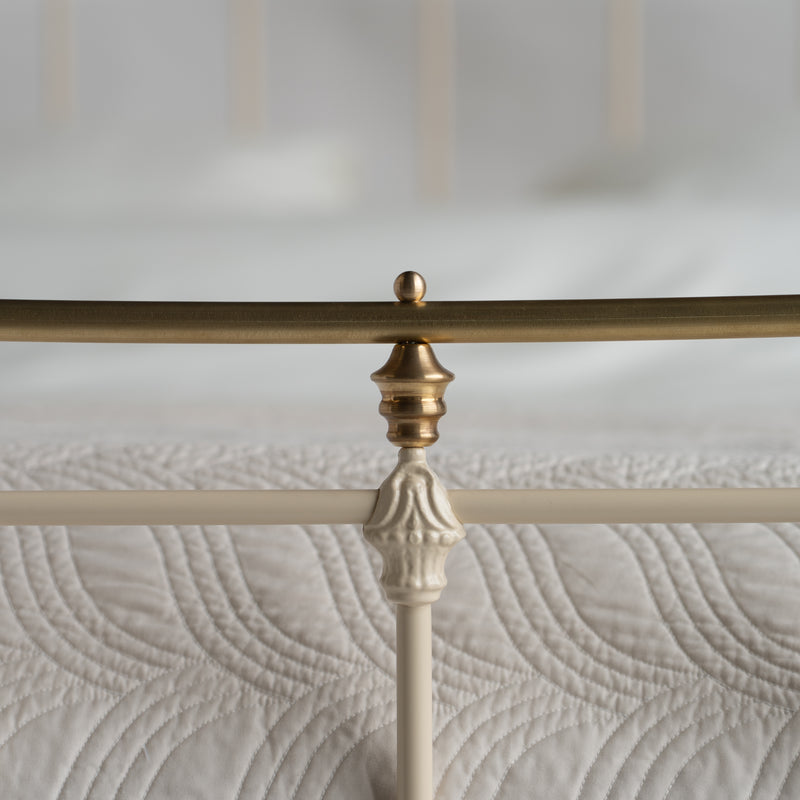 Gros plan de l'arc en métal doré du lit Wellington