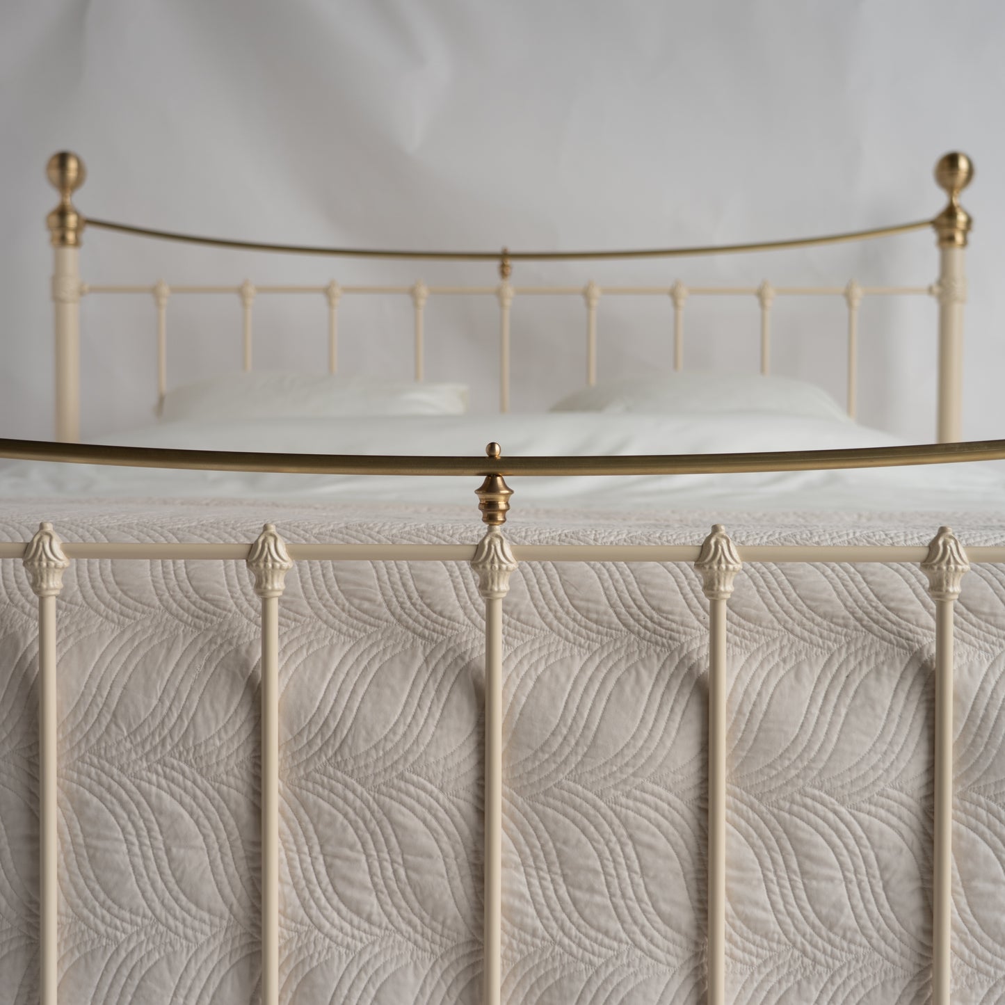 Close-up spijlen en gouden boog metalen bed Wellington