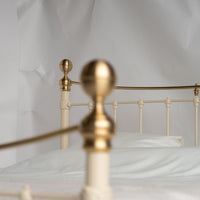 Detail gouden details en crèmewitte metalen verbinding metalen bed Wellington