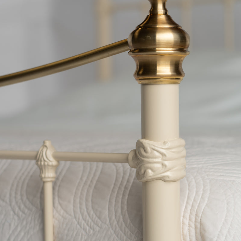 Vue détaillée du lit en métal Wellington avec bouton et barres décoratifs dorés