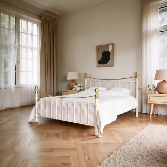 zijaanzicht metalen bed wellington. Elegante metalen bedframe in crèmewit met gouden accenten, klassiek design