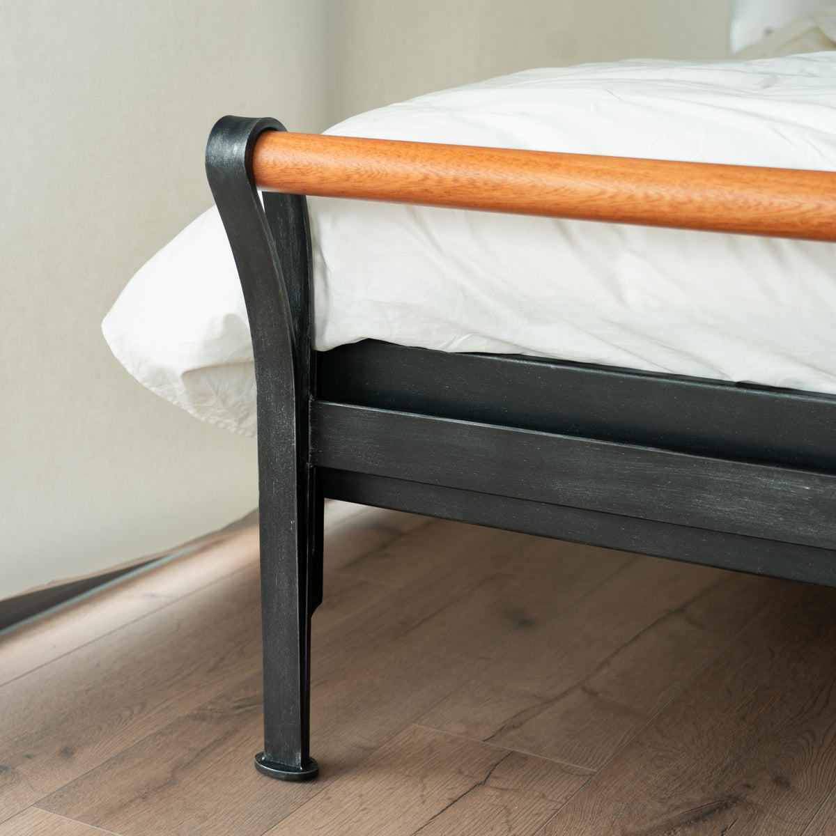 Detail of the leg construction of the Cudillero metal bed in black with a stylish finish