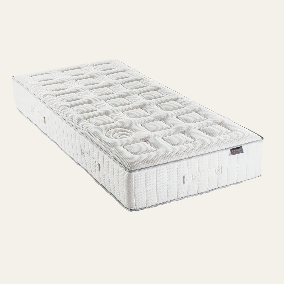 Matratze King Micropocket mit wattierter Oberseite in quadratischen Feldern und Griffen, schräg von oben