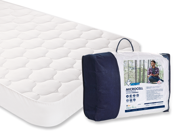 Matratzenschoner Microcell Comfort mit wattiertem Steppmuster um eine Matratze, neben der Verpackung