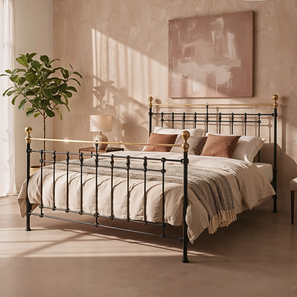 Schwarzes Metallbett Sandhurst mit Messingknäufen und -stangen, Schrägansicht in einem warmen Schlafzimmer