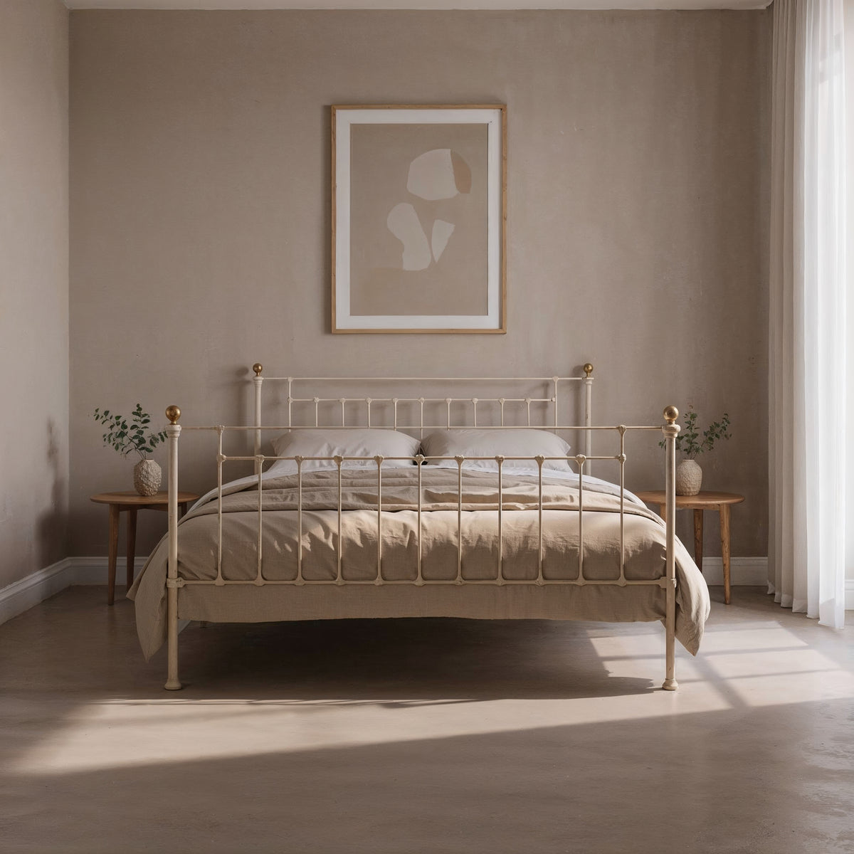 Vorderansicht des Metallbetts Rushden in Cremeweiß mit Streben und goldenen Kugelknäufen, in einem hellen Schlafzimmer
