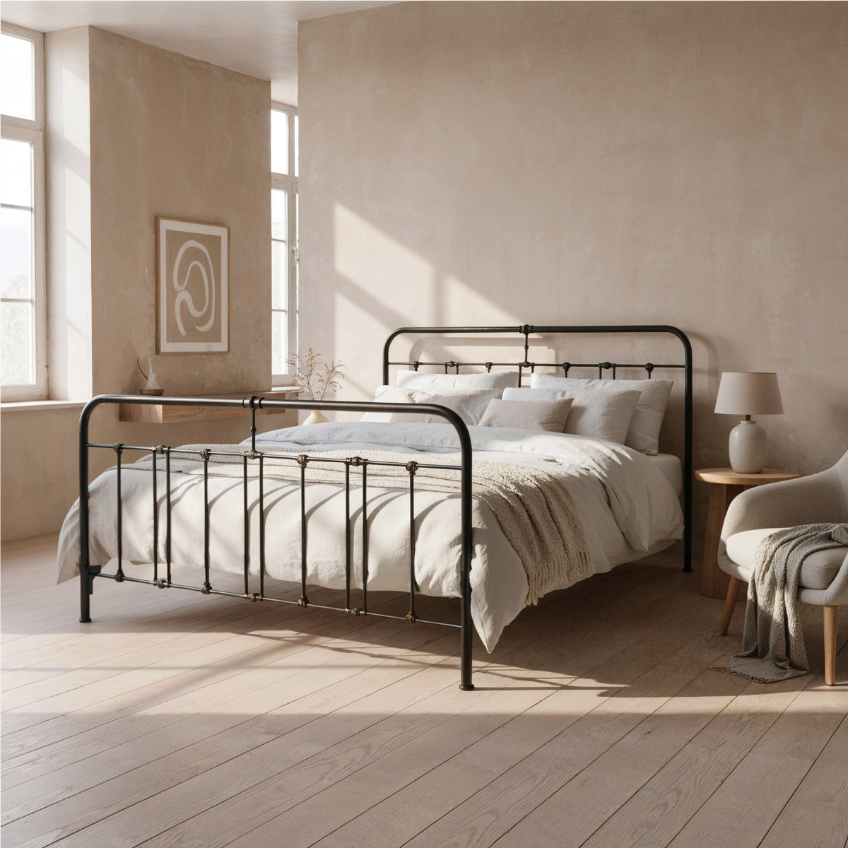 Metallbett Veurne in Schwarz mit Streben in Kopf- und Fußteil, schräg von vorn in einem hellen Schlafzimmer
