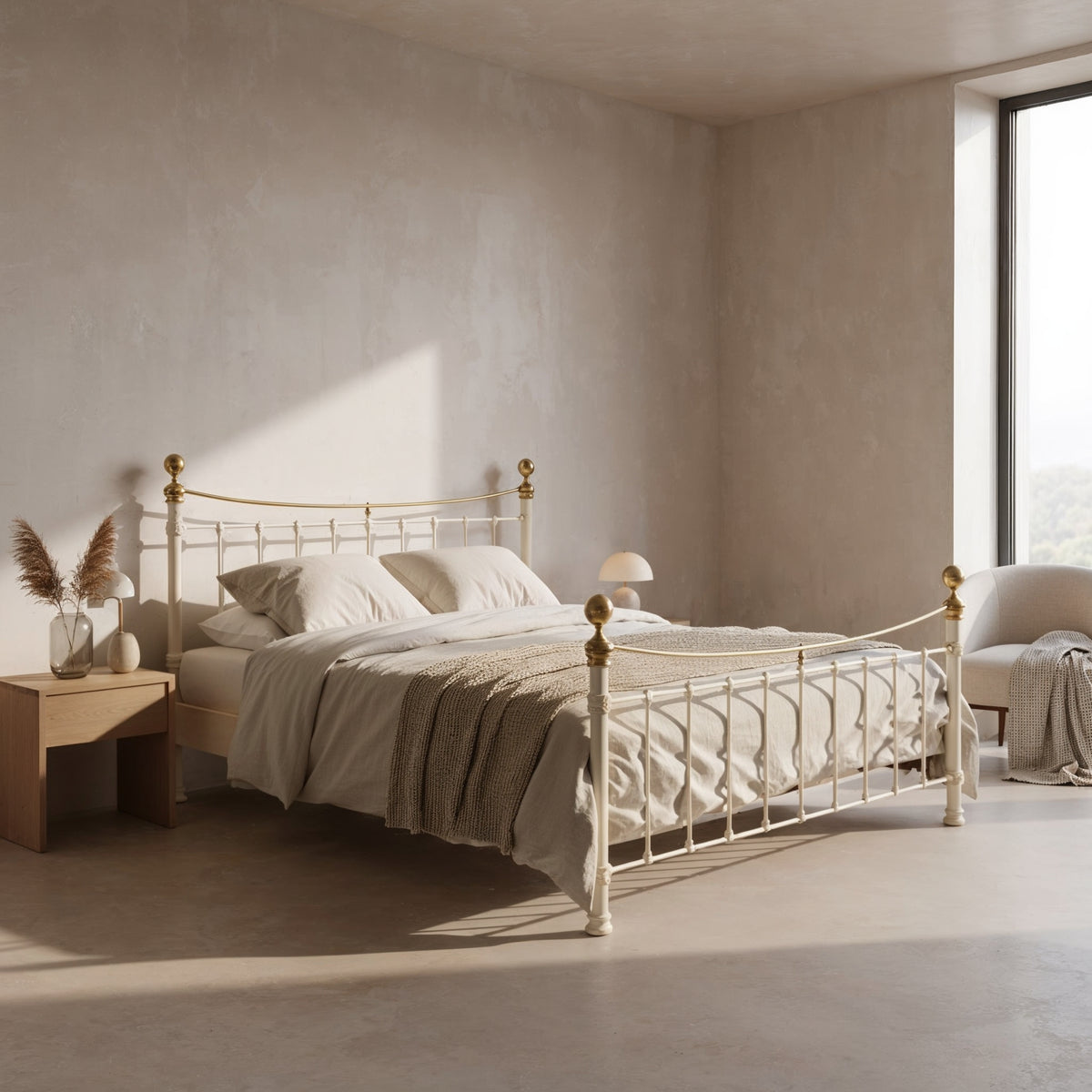 Metallbett Wellington in Cremeweiß mit goldenen Knäufen und Bogen, Schrägansicht in einem hellen Schlafzimmer