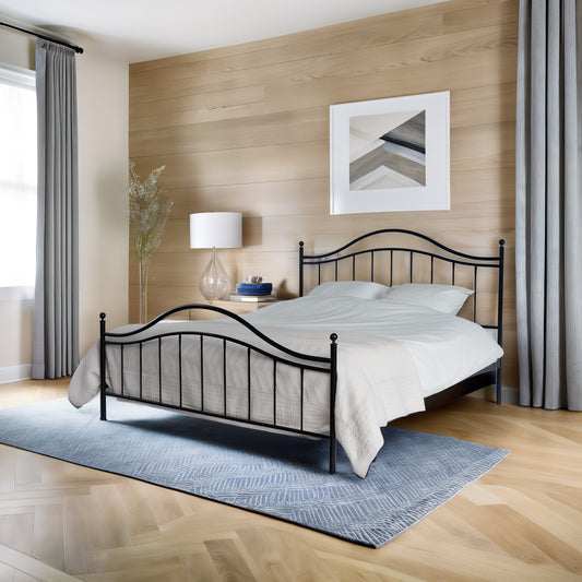 Seitenansicht Metallbett Beaumont in schwarzer Farbe, gewellter Rahmen mit vertikalen Stäben in modernem Schlafzimmer mit Holzboden