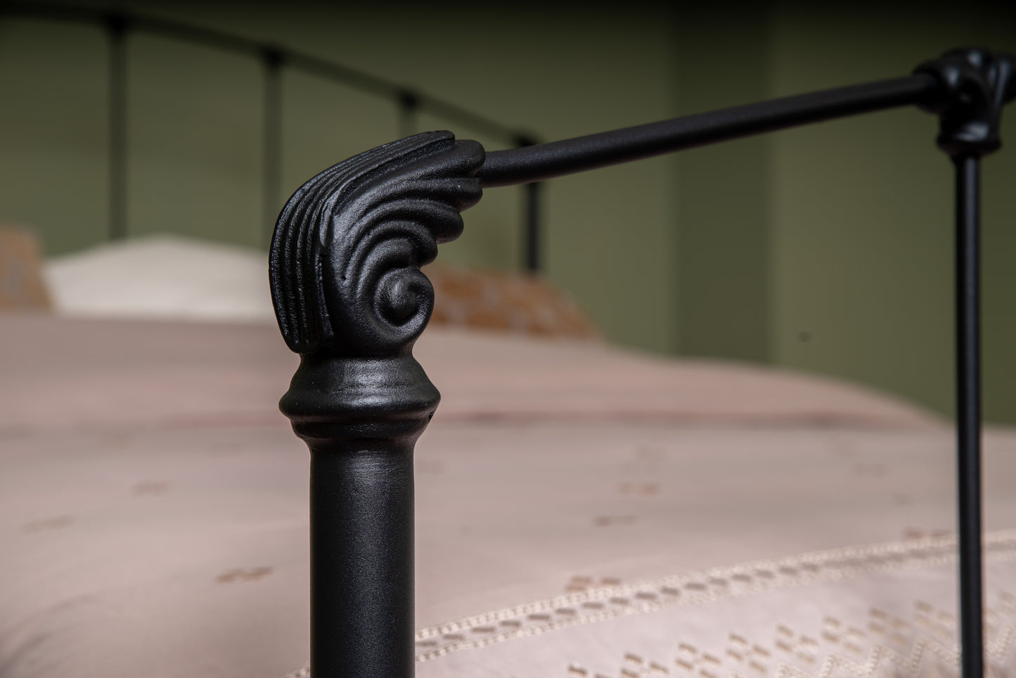 Black cast iron decorative element of bed Stavelot with traditional spiral details