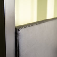 Le lit à baldaquin Loft avec tête de lit